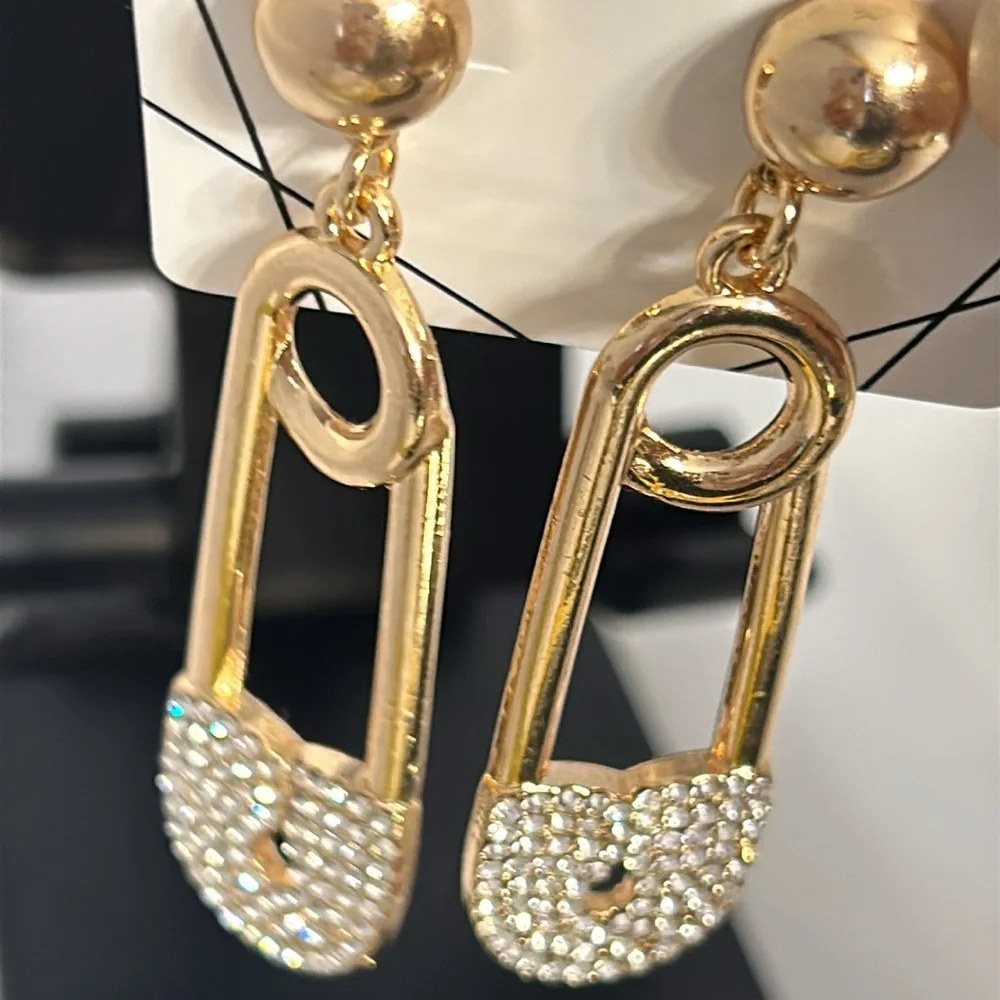 Aldo Gold Tone Safety Pin Design Rhinestones Earrings ~2.5" Macellaria. New - Picture 6 of 6